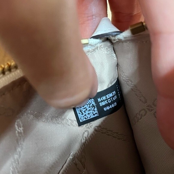 Michael Kors Wristlet in Gold and White Leather NWOT - Picture 16 of 16